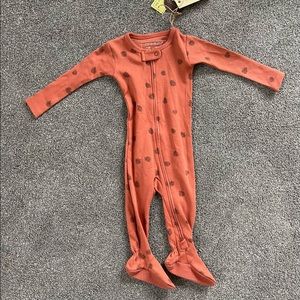 Organic Zipper Baby Footie, Print in Cinnamon Pinecone; multi sizes. New w. Tags